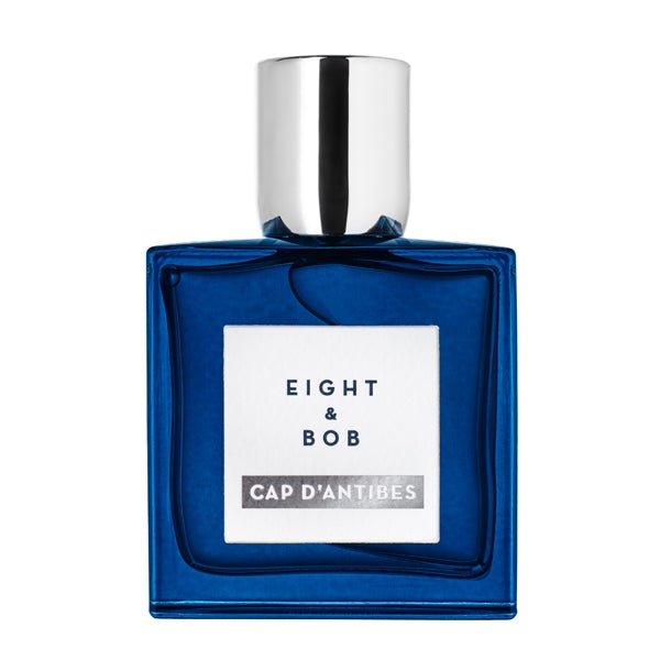 Eight & Bob - Cap d'Antibes Parfumflakon in tiefblauem Glas mit schlichtem weißem Etikett und silbernem Verschluss elegant gestaltet