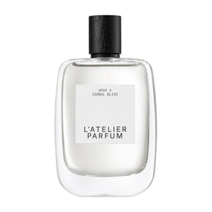 L'Atelier Parfum - Opus 4 - Carnal Bliss Flakon mit klarem Glas und schwarzem Holzverschluss vor weißem Hintergrund