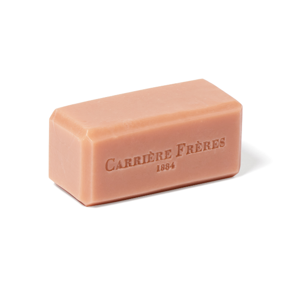 Carrière Frères - Florae - Seife als zartrosa Block mit geprägtem Schriftzug auf weißem Hintergrund