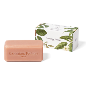 Carrière Frères - Florae - Seife als zartrosa Block mit geprägtem Schriftzug und Verpackung mit Blattmotiv