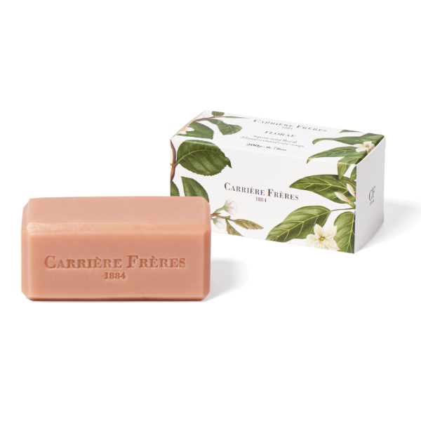 Carrière Frères - Florae - Seife als zartrosa Block mit geprägtem Schriftzug und Verpackung mit Blattmotiv