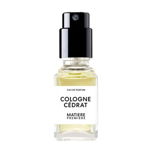 Matière Première - Cologne Cédrat zeigt kleinen transparenten Sprayflakon mit hellem Parfum und schlichtem Etikett