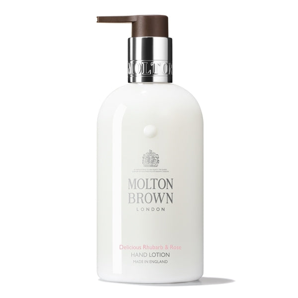 Molton Brown - Delicious Rhubarb & Rose Hand Lotion im weißen Flakon mit braunem Pumpspender vor weißem Hintergrund