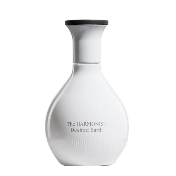 The Harmonist - Desired Earth Parfumflakon in schlichtem weißem Design mit schwarzem Deckel vor weißem Hintergrund