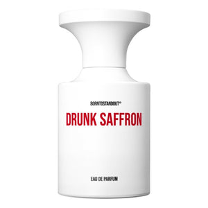 BORNTOSTANDOUT - Drunk Saffron Parfumflakon in mattem Weiß mit roter Schrift vor hellem Hintergrund