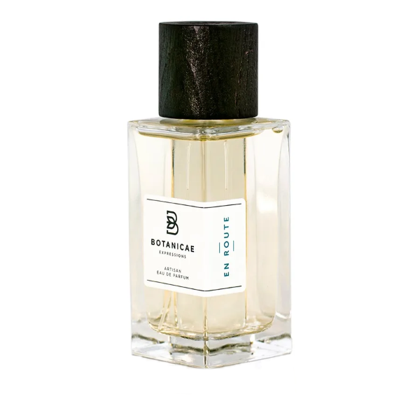 Botanicae - En Route Parfumflakon mit klarem Glas und dunklem Holzverschluss vor weißem Hintergrund