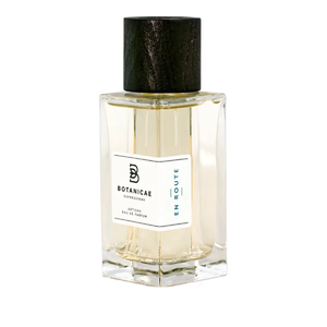 Botanicae - En Route Parfumflakon mit klarem Glas und dunklem Holzverschluss vor weißem Hintergrund