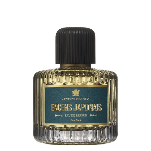 Aedes de Venustas - Encens Japonais Parfumflakon mit geriffeltem Glas und dunkelgrünem Etikett vor weißem Hintergrund
