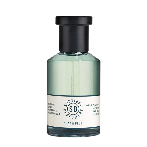 Shay & Blue - English Cherry Blossom Parfumflakon mit klarem Glas und schwarzem Spraykopf vor weißem Hintergrund