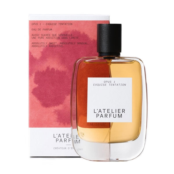 L'Atelier Parfum - Opus 1 - Exquise Tentation Flakon mit bernsteinfarbener Flüssigkeit vor rot-weißem Karton