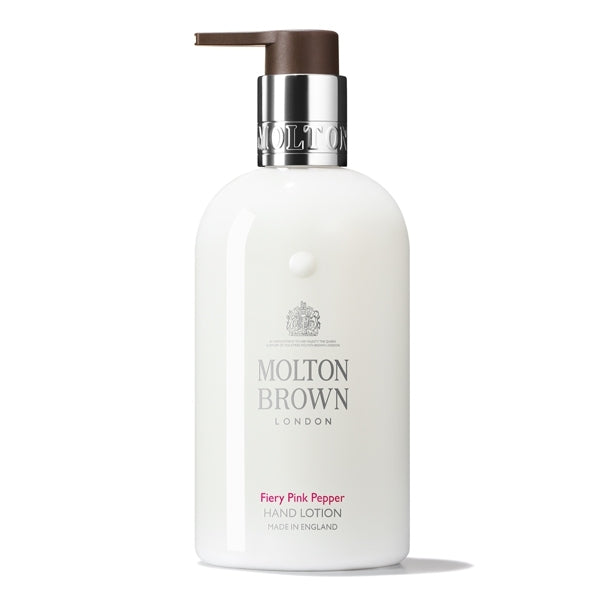Molton Brown - Fiery Pink Pepper Hand Lotion im weißen Spender mit braunem Pumpaufsatz vor weißem Hintergrund