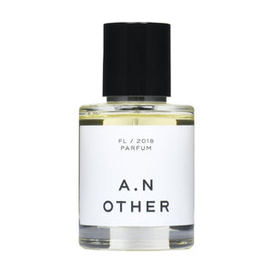 A.N. OTHER - FL / 2018 Parfumflakon mit schlichtem weißem Etikett und schwarzem Verschluss vor weißem Hintergrund