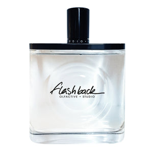 Olfactive Studio - Flash Back zeigt minimalistischen transparenten Flakon mit schwarzem Verschluss und klarer Schrift im Zentrum