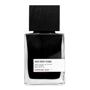 MiN New York - Scent Stories Vol.2 - Forever Now Parfumflakon mit schwarzem Etikett und quadratischem Holzdeckel vor weißem Hintergrund