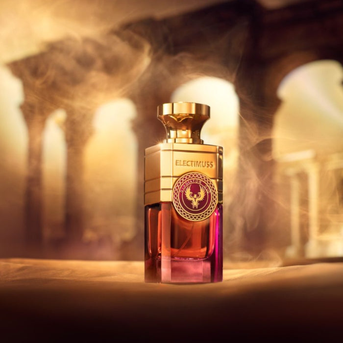 Electimuss - Gladiator Oud Flakon mit goldenem Verschluss und bernstein-rotem Glas in kraftvoller, edler Gestaltung vor antiker Kulisse