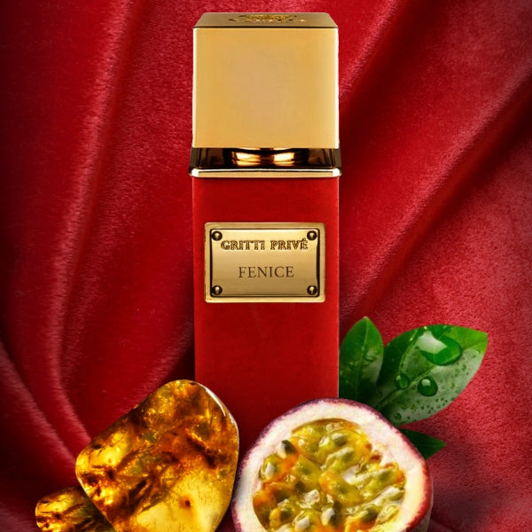 Gritti - Parfum Privée - Fenice in rotem Samtflakon mit goldener Kappe vor rotem Samthintergrund und Passionsfrucht