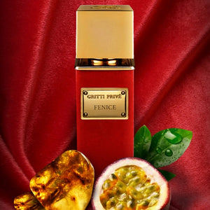 Gritti - Parfum Privée - Fenice in rotem Samtflakon mit goldener Kappe vor rotem Samthintergrund und Passionsfrucht