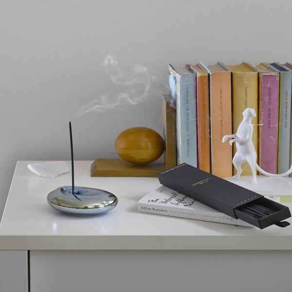 Pigmentarium - Holder - Blue Wave Porzellanhalter in glänzendem Blau mit elegant geschwungener Wellenform auf Tisch mit Räucherstäbchen