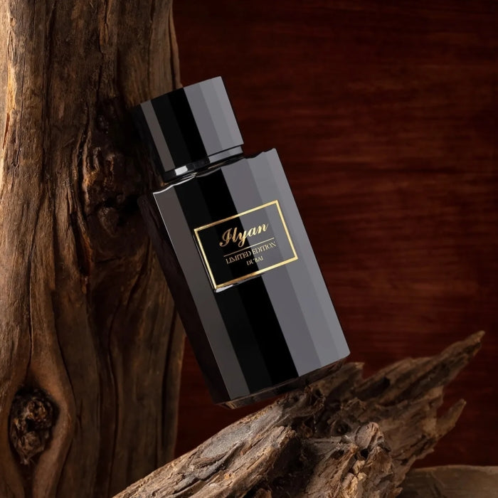 Imperial Parfums - Ilyan in facettiertem schwarzem Flakon mit goldener Schrift vor natürlichem Holzarrangement stilvoll präsentiert