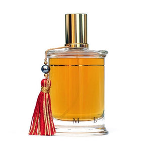 Parfums MDCI Paris - Invasion Barbare Duftflakon mit goldenem Sprühkopf und rotem Quastenanhänger vor weißem Hintergrund