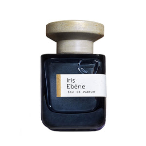 Atelier Materi - Iris Ebène Parfumflakon in Dunkelblau mit breitem hellem Naturkorkverschluss vor weißem Hintergrund