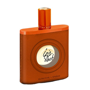 Olfactive Studio - Collection Sepia - Iris Shot Parfumflakon in orange-braunem Leder mit rundem Sichtfenster und modernem Design
