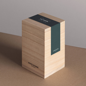 Marie Jeanne - Iris Pallida Holzverpackung mit dunkelgrünem Etikett auf minimalistischer brauner Oberfläche