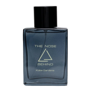 The Nose Behind - Kobe Gardens zeigt rechteckigen dunkelblauen Flakon mit schlichtem schwarzem Verschluss und minimalistischem Schriftzug
