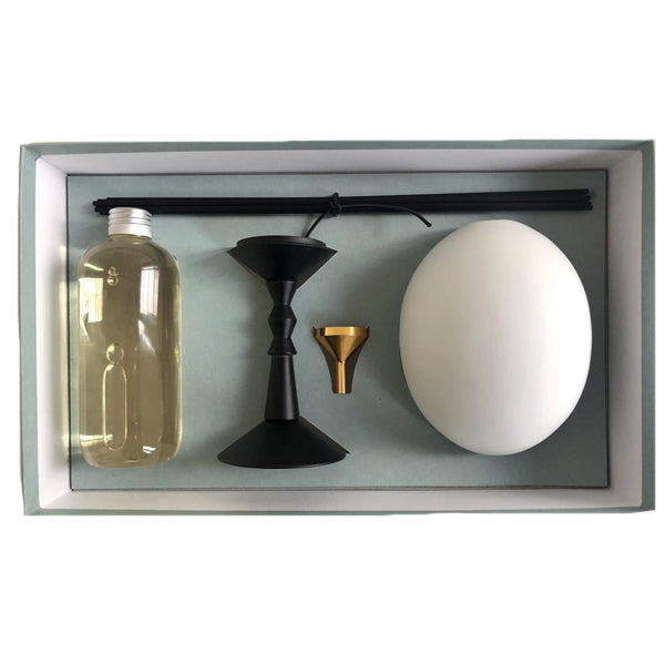 Trudon - L’Œuf Diffusor - Cyrnos Set mit Duftöl, weißem Ei, schwarzem Trichter, goldfarbenem Trichter und schwarzen Stäbchen im Karton