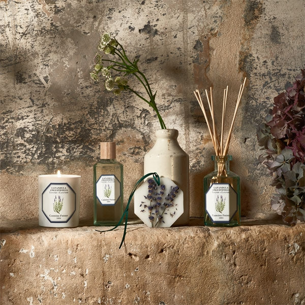 Carrière Frères - Lavender - Lavandula Angustifolia - Duftkerze mit natürlicher Lavendelverzierung und ästhetischem Ambiente