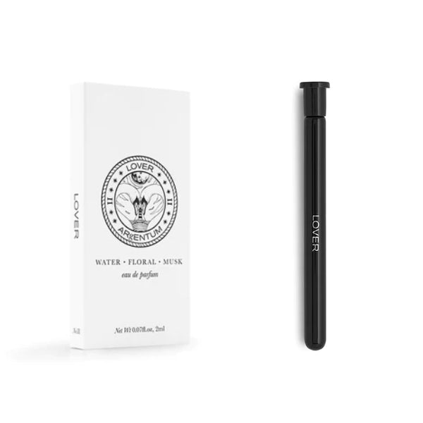 Argentum - Lover - Water schlanker schwarzer Duftroller neben weißer Verpackung mit filigranem Emblem und Schriftzug auf weißem Hintergrund