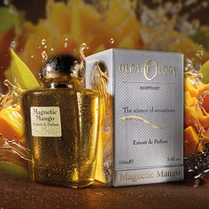 Olfattology - Magnetic Mango Parfumflakon mit goldschimmerndem Flakon und erfrischendem Mangohintergrund in Nahaufnahme