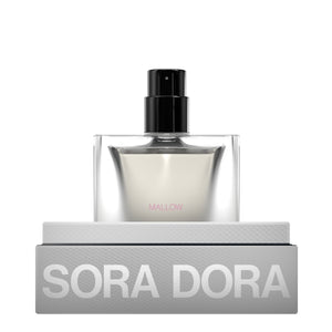 Sora Dora - White Collection - Mallow klarer Flakon mit schwarzem Sprühkopf auf dezenter, heller Verpackung