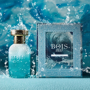 Bois 1920 - Trasparenti - Marasma Parfumflakon und Verpackung mit lebendigem Wasser-Spritzer vor blauem Hintergrund