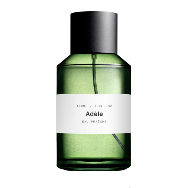 Marie Jeanne - Adèle Parfumflakon in grünem Glas mit schlichtem weißen Etikett und mattschwarzem Verschluss vor weißem Hintergrund