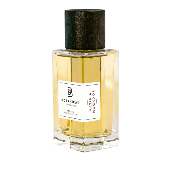 Botanicae - Matin à Mogador Parfumflakon mit klarem Glas und dunklem Holzverschluss vor weißem Hintergrund