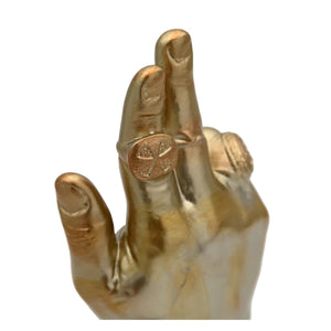 Filippo Sorcinelli - Memento - Pont. Max. goldene Hand mit detailliertem Siegelring und kunstvollem Finish