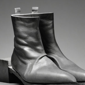 Pantomime - Act 3 stilvolle schwarze Lederstiefel mit weicher Struktur auf schlichtem grauem Untergrund
