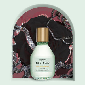 Nomenclature - neo rose Parfumflakon mit mattiertem Glas und goldfarbenem Verschluss vor künstlerischem Rosenmotiv