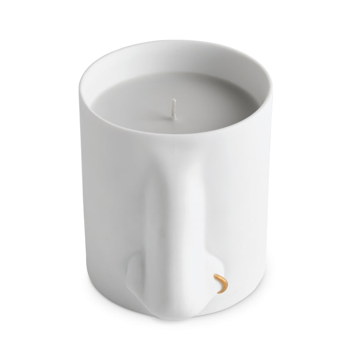 L'Objet - Nez Candle - Thé Russe weißes Porzellangefäß mit markanter Nasenform und goldenem Nasenring detail