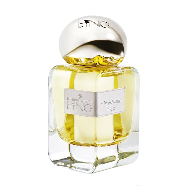 Lengling - No 4 - In Between Parfümflakon mit klarem Glas, goldgelbem Duft und glänzendem silbernem Verschluss vor hellem Hintergrund