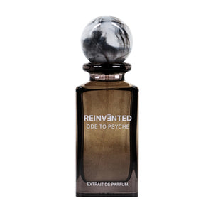 Reinvented Parfums - Ode to Psyche Parfumflakon mit rauchigem Glas und marmoriertem Kugeldeckel vor weißem Hintergrund