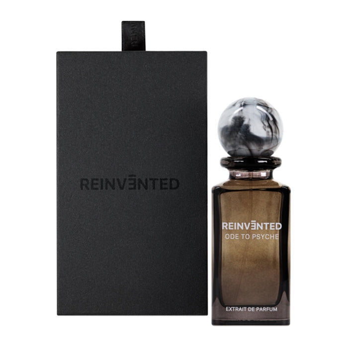 Reinvented Parfums - Ode to Psyche Flakon mit rauchigem Glas und marmoriertem Deckel neben schwarzer Box