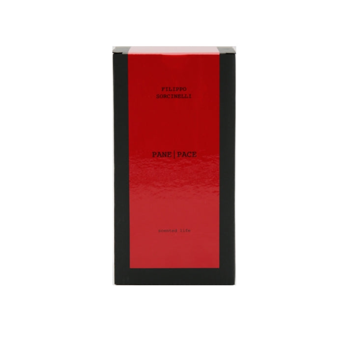 Filippo Sorcinelli - Pane/Pace - Diffusor Verpackung in Rot und Schwarz mit schlichter Typografie auf weißem Hintergrund
