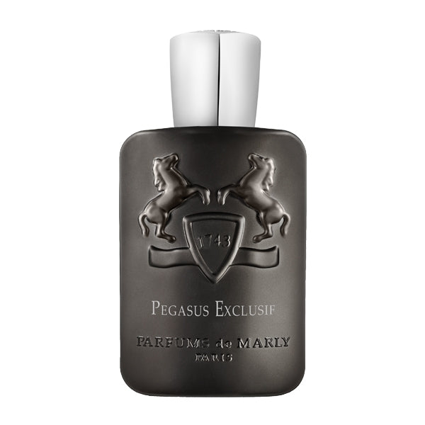 Parfums de Marly - Pegasus Exclusif eleganter schwarzer Flakon mit Silberkappe und Pferdemotiv vor weißem Hintergrund