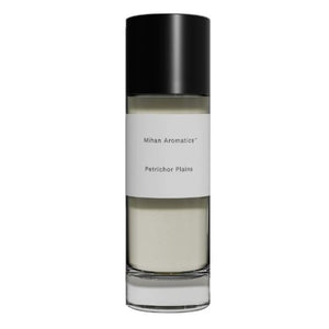 Mihan Aromatics - Petrichor Plains zeigt eleganten Flakon mit schwarzem Deckel und schlichtem weißem Etikett vor hellem Hintergrund