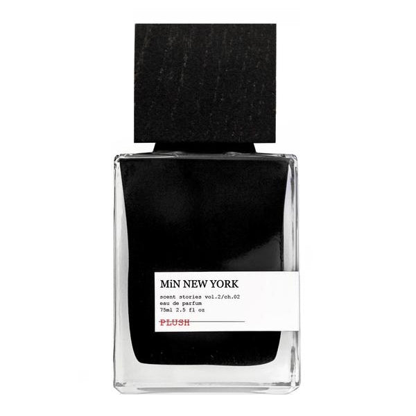 MiN New York - Scent Stories Vol. 2 - Plush Parfumflakon mit schwarzem Etikett und quadratischem Holzdeckel vor weißem Hintergrund