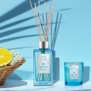 Perris Monte Carlo - Portofino - Blu Profondo - Diffusor mit aquatischem Duft und elegantem blauen Flakon vor blauem Hintergrund