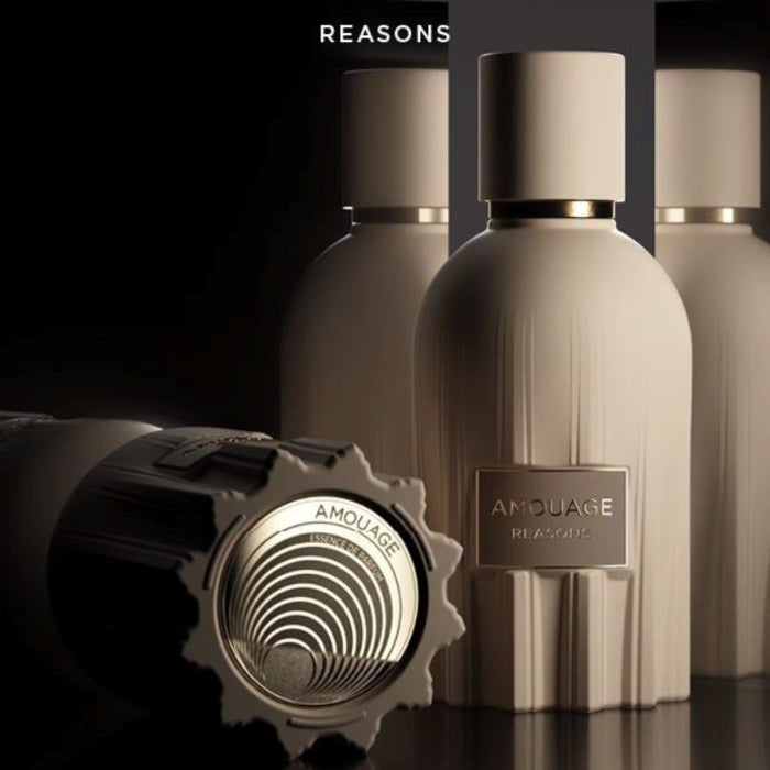Amouage - Essences Collection - Reasons zeigt eleganten cremefarbenen Flakon mit goldfarbenem Label und dekorativem Verschluss