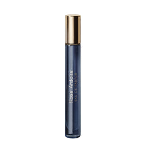 Atelier Materi - Rose Ardoise schlanker blauer Parfumroller mit goldenem Verschluss vor weißem Hintergrund